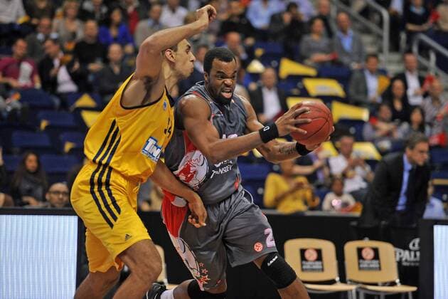Shelden WILLIAMS ( 23 USA Elan Chalon ) gegen Yassin IDBIHI ( 34 GER ALBA Berlin ) - Aktion - quer - Event: ALBA Berlin vs. Elan Chalon - Euroleague 2012 13 - Location: o2World Berlin - Deutschland - Europa - Datum: 14.10.2012