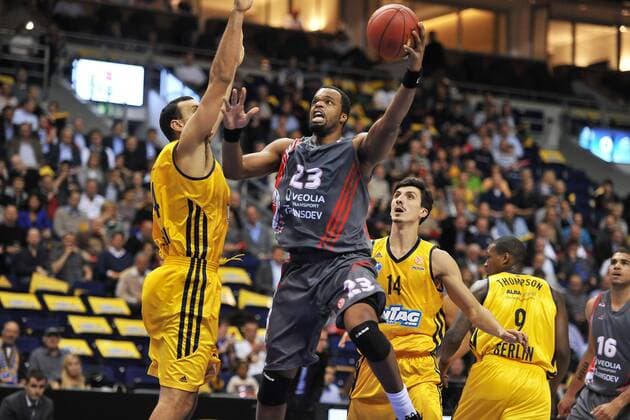 Shelden WILLIAMS ( 23 USA Elan Chalon ) gegen Yassin IDBIHI ( 34 GER ALBA Berlin ) - Aktion - quer - Event: ALBA Berlin vs. Elan Chalon - Euroleague 2012 13 - Location: o2World Berlin - Deutschland - Europa - Datum: 14.10.2012