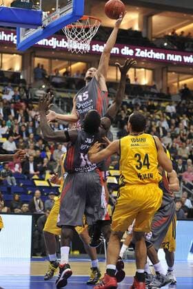 Joffrey LAUVERGNE ( 15 FRA Elan Chalon ) gegen Yassin IDBIHI ( 34 GER ALBA Berlin ) - Aktion - hoch - Event: ALBA Berlin vs. Elan Chalon - Euroleague 2012 13 - Location: o2World Berlin - Deutschland - Europa - Datum: 14.10.2012