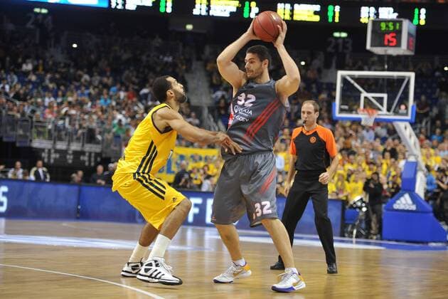 Ilian EVTIMOV ( 32 BUL Elan Chalon ) gegen Brian RANDLE ( 15 USA ALBA Berlin ) - Aktion - quer - Event: ALBA Berlin vs. Elan Chalon - Euroleague 2012 13 - Location: o2World Berlin - Deutschland - Europa - Datum: 14.10.2012