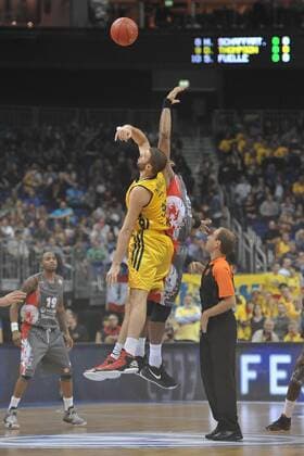 18.10.2012, O2 World, Berlin, GER, EL (Turkish Airlines Euroleague), Alba Berlin vs. Elan Chalon im Bild Tip-Off Albert Miralles (ALBA Berlin) links gewinnt gegen Shelden Williams (Elan Chalon-sur-Saone) rechts Aktion Action