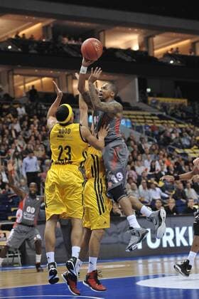 18.10.2012, O2 World, Berlin, GER, EL (Turkish Airlines Euroleague), Alba Berlin vs. Elan Chalon im Bild Brion Rush (Elan Chalon-sur-Saone) rechts steigt gegen Dashaun Wood (ALBA Berlin) links zum Korb Aktion Action