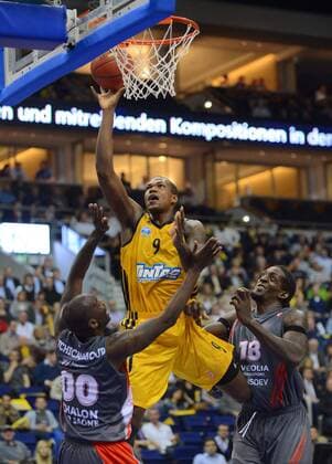 Berlin Berlin 18.10.2012 Euroleague Vorrunde Saison 2012 2013 Alba Berlin - Elan Chalon-sur-Saone Deon Thompson (Alba Berlin, No.09) Steed Tchicamboud (Chalon, No.00) Michel Jean Baptiste Adolphe (Chalon, No.18)