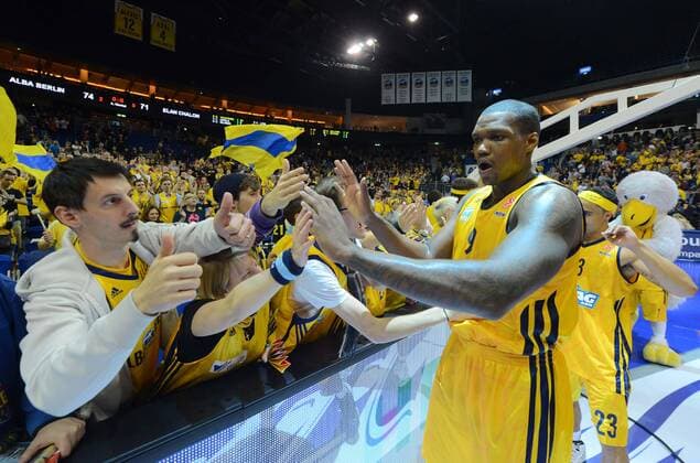 Berlin Berlin 18.10.2012 Euroleague Vorrunde Saison 2012 2013 Alba Berlin - Elan Chalon-sur-Saone Deon Thompson (Alba Berlin, No.09) Jubel Fans