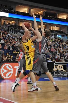 18.10.2012, O2 World, Berlin, GER, EL (Turkish Airlines Euroleague), Alba Berlin vs. Elan Chalon im Bild Zweikampf zwischen Zach Morley (ALBA Berlin) links und Nicolas Lang (Elan Chalon-sur-Saone) rechts Aktion Action