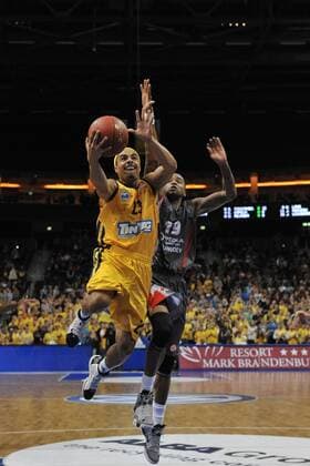 18.10.2012, O2 World, Berlin, GER, EL (Turkish Airlines Euroleague), Alba Berlin vs. Elan Chalon im Bild Dashaun Wood (ALBA Berlin) links zieht gegen Brion Rush (Elan Chalon-sur-Saone) rechts zum Korb Aktion Action