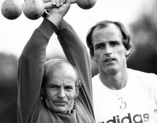 Trainer Dettmar Cramer (li.) und Branko Oblak (beide FC Bayern München) - DEUTSCHSPRACHIGE SPORTZEITSCHRIFTEN UND -ZEITUNGEN NUR NACH RÜCKSPRACHE