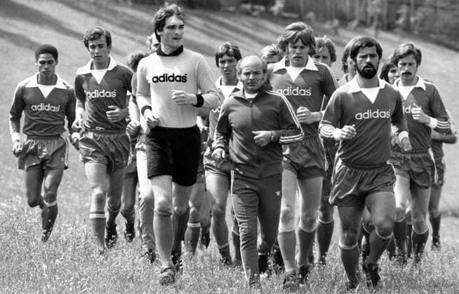 Training FC Bayern München, v.li.: Vesely Schenk, Erhan Önal, Torwart Walter Junghans, Wilhelm Reisinger, Trainer Dettmar Cramer, Udo Horsmann, Gerd Müller und Rainer Künkel