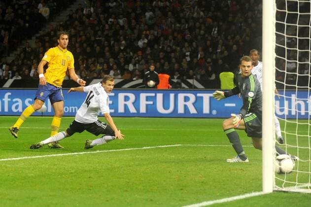 Holger Badstuber und Torwart Manuel Neuer haben das Nachsehen, Johan Elmander trifft in die lange Ecke des Tores Deutschland - Schweden WM-Qualifikationsspiel, Olympiastadion Berlin Datum: 16. Oktober 2012 DFB Fussball Nationalmannschaft