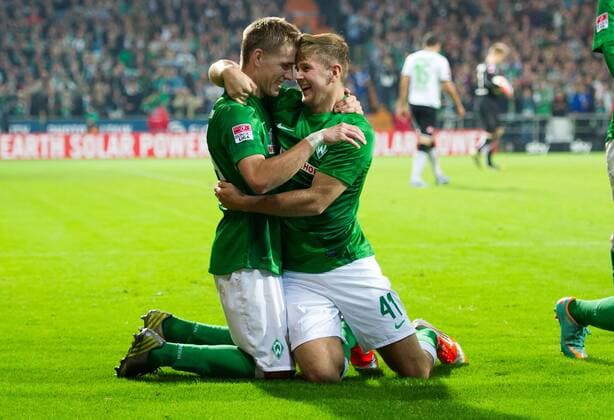 FUSSBALL 1. BUNDESLIGA SAISON 2012 2013 8. Spieltag SV Werder Bremen - Borussia Mönchengladbach 20.10.2012 Torjubel nach dem 4:0: Nils Petersen und Niclas Füllkrug (v.l., alle SV Werder Bremen) 