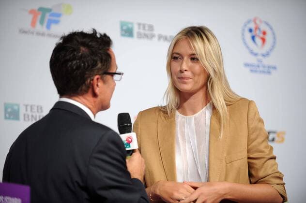 (121022) -- ISTANBUL, Oct. 22, 2012 (Xinhua) -- Maria Sharapova (R) of Russia is interviewed during the draw ceremony of WTA Tennis Damen Championships 2012 in Istanbul of Turkey on Oct. 21, 2012. TURKEY-ISTANBUL-TENNIS-WTA CHAMPIONSHIP-DRAW 