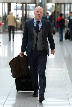 FUSSBALL CHAMPIONS LEAGUE Hinspiel 2012 2013 OSC Lille (LOSC) - FC Bayern München 22.10.2012 Die Spieler des FCB auf dem Weg nach Lille am Münchner Flughafen Sportvorstand Matthias Sammer 