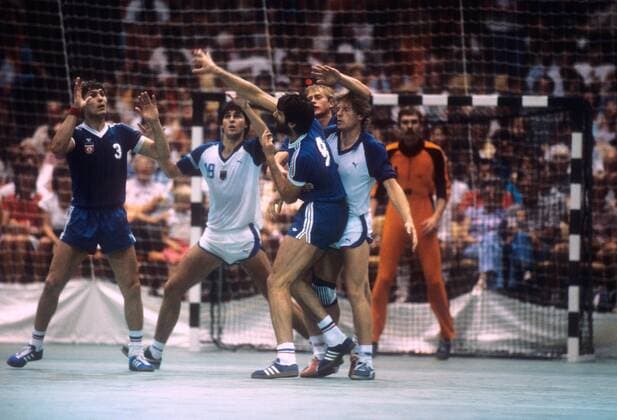 Olympiafinale 1984 in Los Angeles - Jugoslawien - BR Deutschland 18:17 - Veselin Vujovic (vorn) und Veselin Vukovic (li., beide Jugoslawien) gegen Dirk Rauin (2.v.re.), Thomas Happe (3.v.re.), Ulrich Roth (2.v.li.) sowie Torwart Andreas Thiel (alle BRD)