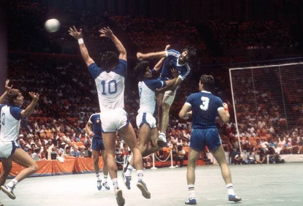 Olympiafinale 1984 in Los Angeles - Jugoslawien - BR Deutschland 18:17 - Veselin Vujovic (Jugoslawien, 2.v.re.) gegen Ulrich Roth (Mitte), Thomas Springel (10) und Rüdiger Neitzel (alle BRD)