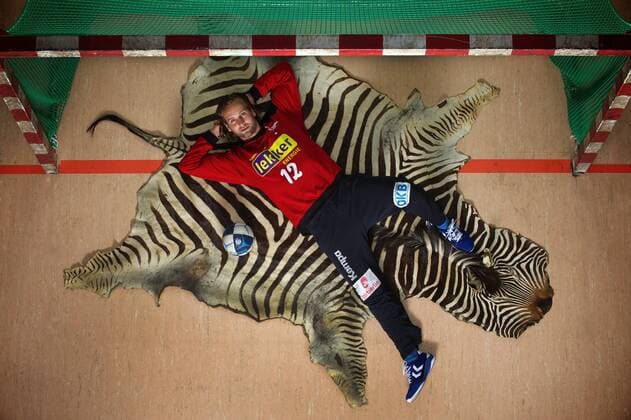 Handball HBL 1 Bundesliga Berlin 14.07.2012 Füchse Berlin TW Silvio HEINEVETTER liegt auf einen ZEBRA Fell im Torraum