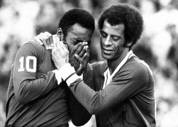 Pele wird während seines Abschiedsspiel von Carlos Alberto (Cosmos New York) getröstet