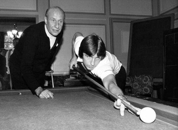 Bundestrainer Helmut Schön und Klaus Fischer (beide BR Deutschland) spielen Billard