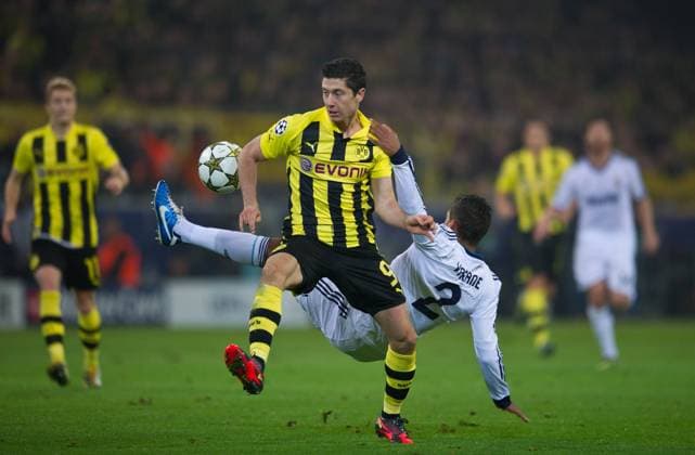 Robert LEWANDOWSKI (DOR) - Raphael VARANE (2 MAD) Fussball international - UEFA Championsleague Saison 2012 2013, Gruppenphase: Borussia Dortmund - Real Madrid in Dortmund, Deutschland am 24.10.2012,