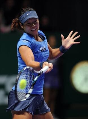 ISTANBUL, Oct. 24, 2012 - Li Na of China hits a return to Serena Williams during her match at WTA Tennis Damen Championships 2012 in Istanbul of Turkey on Oct. 24, 2012. TURKEY-ISTANBUL-WTA CHAMPIONSHIPS 