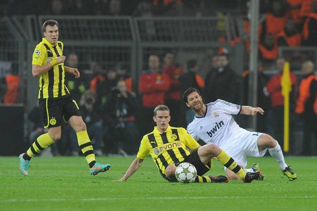 Fußball Champions League Borussia Dortmund - Real Madrid am 24.10.2012 im Signal Iduna Park in Dortmund Kevin Großkreutz ( Dortmund ), links - Sven Bender ( Dortmund ), mitte - Xabi Alonso ( Madrid ), rechts