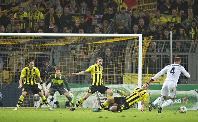 Dortmund, 24.10.2012, Signal-Iduna-Park Sergio Ramos (Madrid), Kevin Großkreutz (BvB), Sven Bender (BvB), TW Roman Weidenfeller (BvB), Neven Subotic (BvB) Borussia Dortmund - Real Madrid