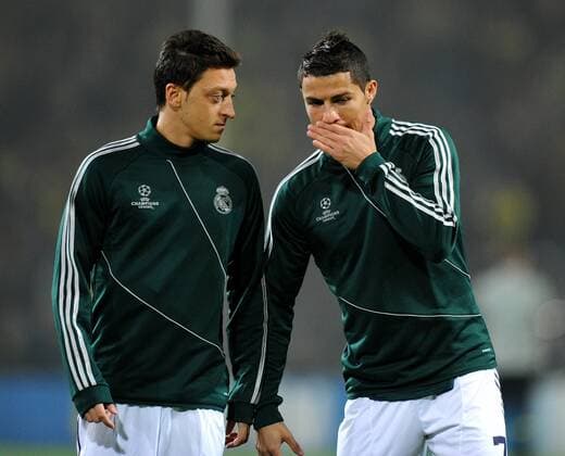 24. Oktober 2012: Dortmund, Signal-Iduna-Park: Fussball UEFA Champions League: Borussia Dortmund - Real Madrid: Madrids Cristiano Ronaldo (r) flüstert Mesut Özil ein Geheimnis zu.