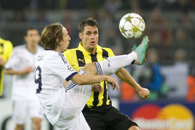Luka MODRIC (li., RM) gegen Sebastian KEHL (DO), Aktion, Zweikampf, Fussball Champions League, Vorrunde 3. Spieltag, Borussia Dortmund (DO) - Real Madrid (RM) 2:1, am 24.10.2012 in Dortmund Deutschland