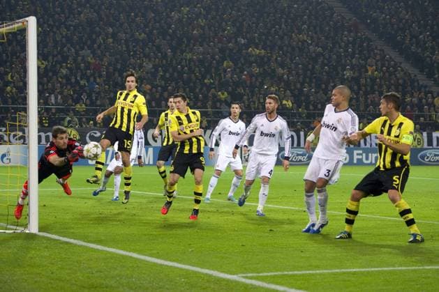 Torwart Iker CASILLAS (li., RM) fängt den Ball, v.l. Mats HUMMELS, Neven SUBOTIC, Robert LEWANDOWSKI (alle DO), Cristiano RONALDO, Sergio RAMOS, PEPE (alle RM) und Sebastian KEHL (DO) sehen zu, Aktion Fussball Champions League, Vorrunde 3. Spieltag, Borussia Dortmund (DO) - Real Madrid (RM) 2:1, am 24.10.2012 in Dortmund Deutschland