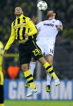 Fussball, UEFA Champions League, Herren, Saison 2012 2013, Gruppe D, 3. Spieltag, Signal Iduna Park Dortmund, Bor. Dortmund (gelb) - Real Madrid (weiss) 2:1; Julian Schieber (BVB), Xabi Alonso (Real Madrid), Aktion.
