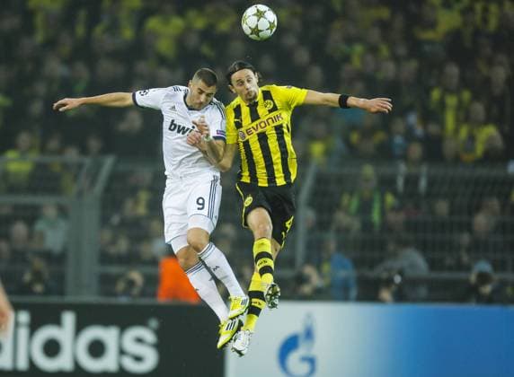 Neven SUBOTIC Nr. 4 BVB im Kopfballduell, Aktion, mit Karim BENZEMA , Real 9 Aktion, Zweikampf, Spielszene, Tackling, Ball BORUSSIA DORTMUND - REAL MADRID C.F. (2 -1 ) Fussball UEFA Champions League, Gruppenphase in Dortmund am 24.10.2012 CL Saison 2012 2013