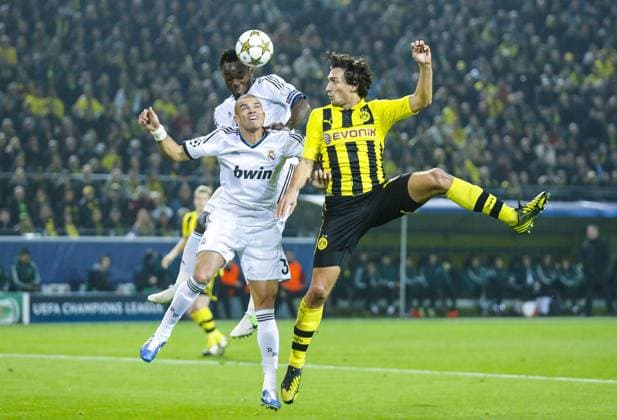 Mats HUMMELS Nr. 15 BVB im Kopfballduell, Aktion, mit PEPE , Real 3, Michael ESSIEN , Real 15 Aktion, Zweikampf, Spielszene, Tackling, Ball BORUSSIA DORTMUND - REAL MADRID C.F. (2 -1 ) Fussball UEFA Champions League, Gruppenphase in Dortmund am 24.10.2012 CL Saison 2012 2013