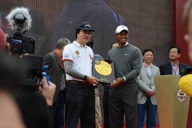 Golfer Tiger Woods of the United States, front right, shows his handprint during a ceremony for a golf exhibition match in Zhengzhou city, central Chinas Henan province, 29 October 2012.  20121029_52854