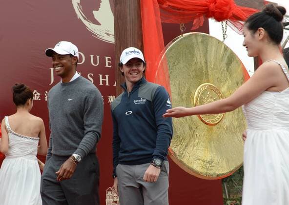 Golfers Tiger Woods of the United States, second left, Rory McIlroy of Northern Ireland, second right, arrive for a ceremony for a golf exhibition match in Zhengzhou city, central Chinas Henan province, 29 October 2012.  20121029_52856