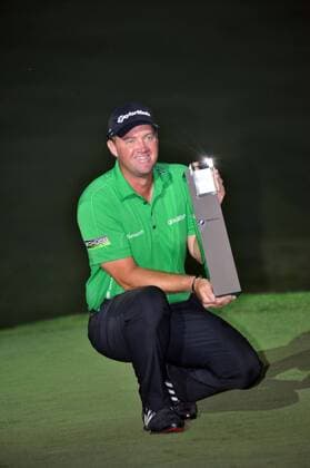 Peter Hanson of Sweden holds his champion trophy during the award ceremony of the BMW Masters golf tournament at the Lake Malaren Golf Club in Shanghai, China, 28 October 2012.  20121028_35413