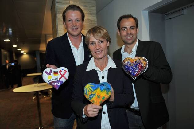 Kinderherz - Sportler bemalen Herzen für herzkranke Kinder, München, Pressekonferenz Jutta Kleinschmidt Motorsport, Philipp Zeller und Max Weinhold Hockey 08.10.2012