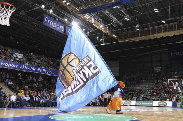 Maskottchen der Skyliners mit Fahne Basketball 1. Bundesliga in Frankfurt am 10.10.2012 Fraport Skyliners - Mitteldeutscher BC 68 - 71