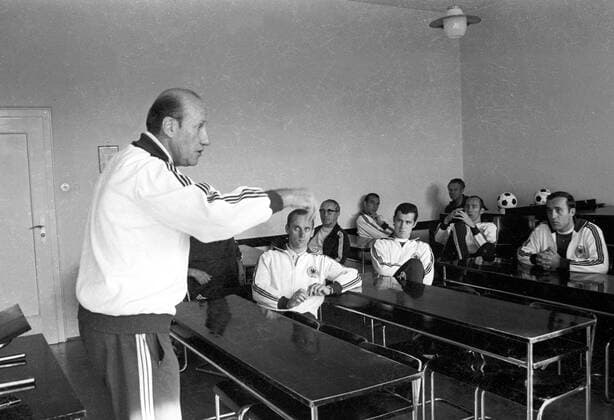 Bundestrainer Helmut Schön (li.) bei der Mannschaftsbesprechung mit Co Trainer Udo Lattek, Franz Beckenbauer, Horst Dieter Höttges, Willi Schulz und Torwart Horst Wolter (alle BR Deutschland)