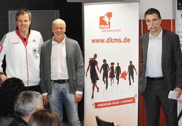 Mannheim, SAP-Arena 31.10.2012 Medientag des DHB mit der Männer, Handball-Nationalmannschaft Aktion Handballer für Handballer für den an Leukämie erkrankten Weltmeister Arnulf Meffle. Bild: Bundestrainer Martin Heuberger, DKMS-Pressesprecher Klaus Ludwiczak und DHB-Sportmanager Heiner Brand.