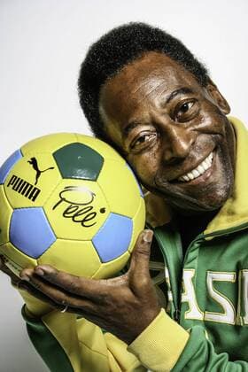 Pele Shooting in Berlin - Pele in Retro-Trainingsanzug, hält die Replica seines Puma Fussballs von 1970.