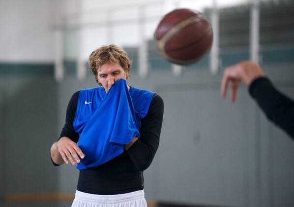 ! Mindesthonorar: EUR 80,00 zuzügl. Mwst. ! Basketball Würzburg 13.09.2012 NBA Dallas Mavericks Dirk Nowitzki (GER) trainiert mit seinem Trainer Mentor HolgerGeschwindner vor der NBA-Saison 2012 2013 in einer Sporthalle in Würzburg-Randersacker