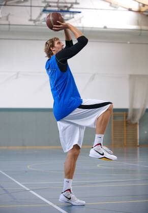 ! Mindesthonorar: EUR 80,00 zuzügl. Mwst. ! Basketball Würzburg 13.09.2012 NBA Dallas Mavericks Dirk Nowitzki (GER) trainiert mit seinem Trainer Mentor HolgerGeschwindner (nicht im Bild) vor der NBA-Saison 2012 2013 in einer Sporthalle in Würzburg-Randersacker