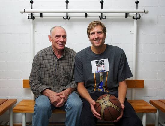 ! Mindesthonorar: EUR 150,00 zuzügl. Mwst. ! Basketball Würzburg 13.09.2012 NBA Dallas Mavericks Dirk Nowitzki (GER) trainiert mit seinem Trainer Mentor Holger Geschwindner (li.) vor der NBA-Saison 2012 2013 in einer Sporthalle in Würzburg-Randersacker