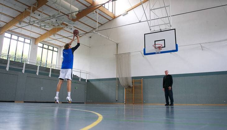 ! Mindesthonorar: EUR 80,00 zuzügl. Mwst. ! Basketball Würzburg 13.09.2012 NBA Dallas Mavericks Dirk Nowitzki (GER) trainiert mit seinem Trainer Mentor Holger Geschwindner vor der NBA-Saison 2012 2013 in einer Sporthalle in Würzburg-Randersacker
