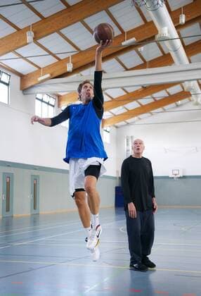 ! Mindesthonorar: EUR 80,00 zuzügl. Mwst. ! Basketball Würzburg 13.09.2012 NBA Dallas Mavericks Dirk Nowitzki (GER) trainiert mit seinem Trainer Mentor Holger Geschwindner vor der NBA-Saison 2012 2013 in einer Sporthalle in Würzburg-Randersacker