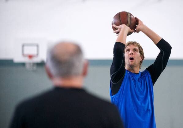 ! Mindesthonorar: EUR 80,00 zuzügl. Mwst. ! Basketball Würzburg 13.09.2012 NBA Dallas Mavericks Dirk Nowitzki (GER) trainiert mit seinem Trainer Mentor Holger Geschwindner vor der NBA-Saison 2012 2013 in einer Sporthalle in Würzburg-Randersacker