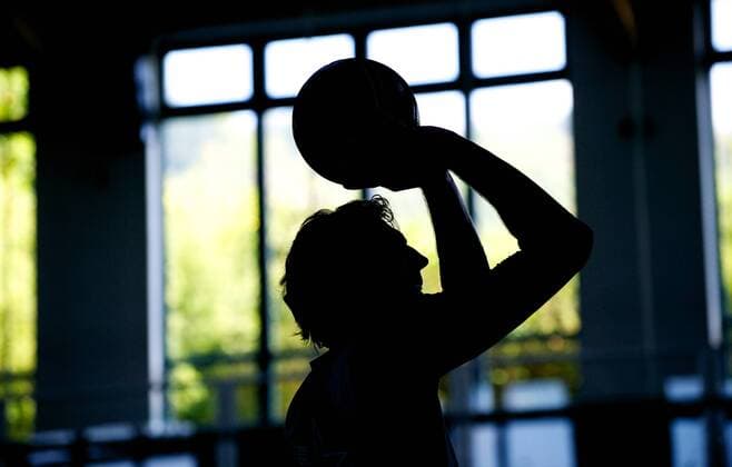 ! Mindesthonorar: EUR 80,00 zuzügl. Mwst. ! Basketball Würzburg 13.09.2012 NBA Dallas Mavericks Dirk Nowitzki (GER) trainiert mit seinem Trainer Mentor HolgerGeschwindner (nicht im Bild) vor der NBA-Saison 2012 2013 in einer Sporthalle in Würzburg-Randersacker