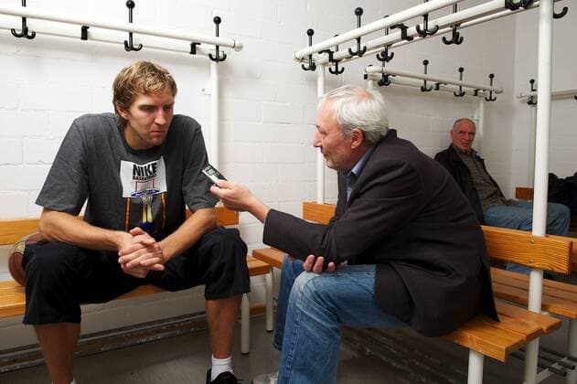 Basketball Würzburg 13.09.2012 NBA Dallas Mavericks Dirk Nowitzki (GER) trainiert mit seinem Trainer Mentor Holger Geschwindner (re.) vor der NBA-Saison 2012 2013 in einer Sporthalle in Würzburg-Randersacker Im Interview mit Welt-am-Sonntag-Redakteur Theo Breiding
