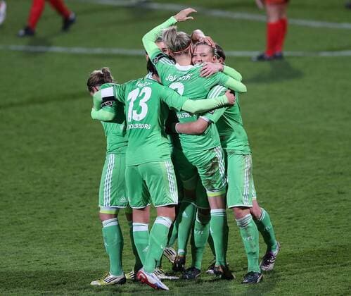 VfL Wolfsburg (GER) vs. Roa IL (NOR) Torjubel Wolfsburg, 2-1 durch (3) Zsanett Jakabfi (VfL Wolfsburg), rechts freut sich Alexandra Popp (VfL Wolfsburg)