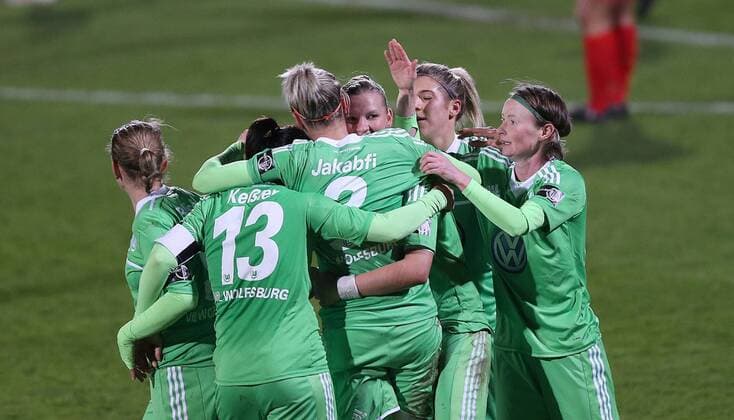 VfL Wolfsburg (GER) vs. Roa IL (NOR) Torjubel Wolfsburg, 2-1 durch (3) Zsanett Jakabfi (VfL Wolfsburg),Jubeltraube