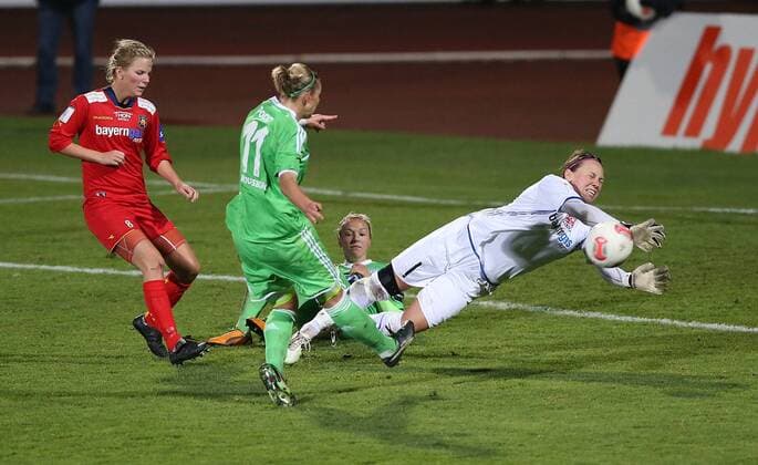 VfL Wolfsburg (GER) vs. Roa IL (NOR) Zsanett Jakabfi (VfL Wolfsburg) scheitert hier an (1 Roa) Caroline Knutsen, Alexandra Popp (VfL Wolfsburg) scheitert ebenfalls
